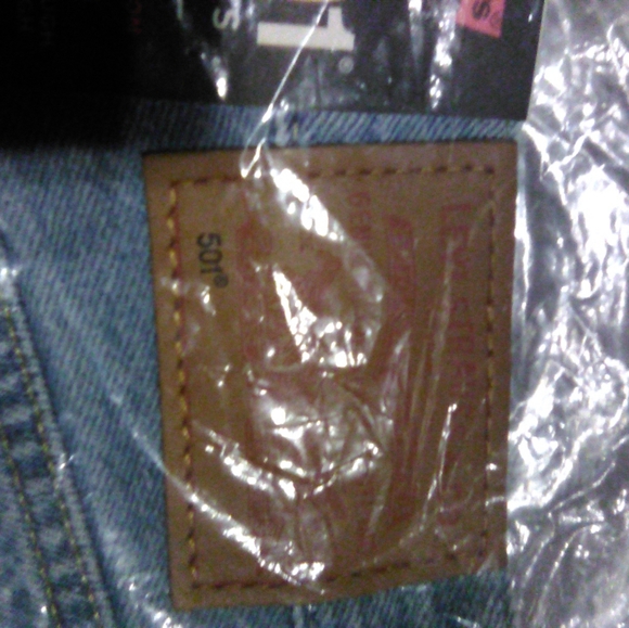 COPY - NWT Size:27 Levi’s 501 High-Rise light wash distressed Denim Shorts - Picture 2 of 8